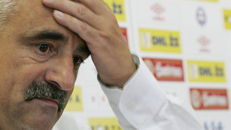 Trenér brn�nských fotbalist� Karel Ve�e�a