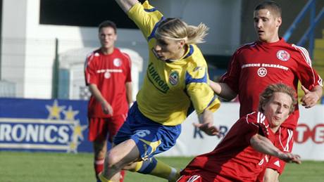 Zlínský zálo�ník Martin Abraham se pokou�í p�ekonat obranu fotbalist� T�ince.