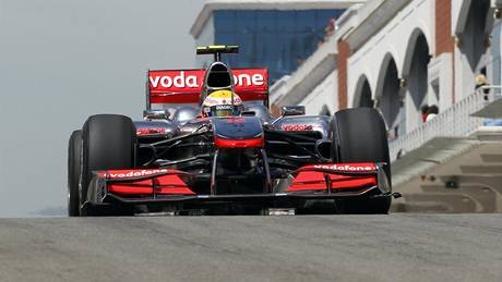 Lewis Hamilton z McLarenu v tréninku Velké ceny Turecka.