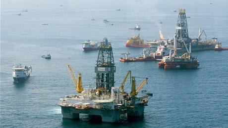 Záchranné týmy se snaí istit okolí zícené ropné ploiny Deepwater Horizon