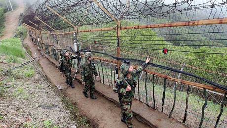 Jihokorejtí vojáci nacviují obranu proti pípadnému útoku severokorejské armády. (25. kvtna 2010)
