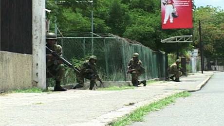 Jednotky policie a armády bojují v jamajské metropoli Kingstonu s gangy drogového bosse. (26. kvtna 2010)