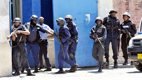 Jednotky policie a armády bojují v jamajské metropoli Kingstonu s gangy drogového bosse. (26. kvtna 2010)