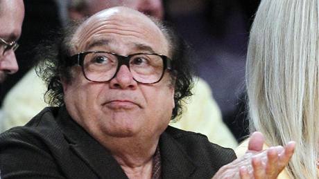 Danny DeVito v hlediti bhem utkání LA Lakers - Phoenix Suns.