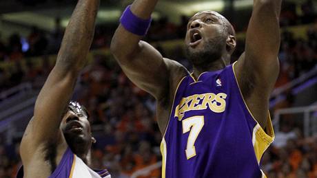 Lamar Odom (vpravo) z LA Lakers zakonuje pes Amar´eho Stoudemirea z Phoenixu Suns.