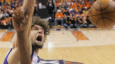 Robin Lopez z Phoenixu Suns smeuje pes Andrewa Bynuma z LA Lakers