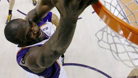 Jason Richardson z Phoenixu Suns smeuje do koe LA Lakers