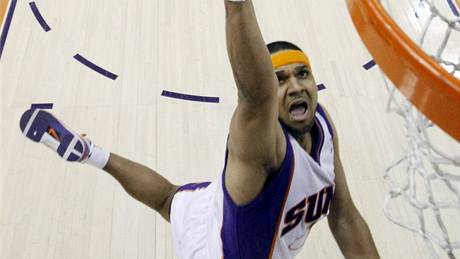 Jared Dudley z Phoenixu Suns zakonuje na ko LA Lakers