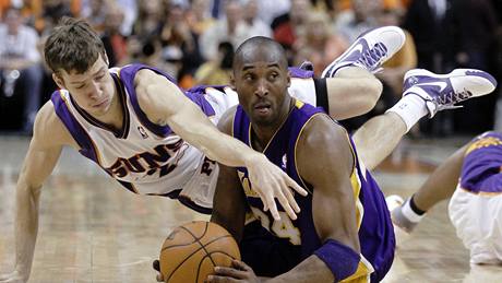 Goran Dragi (vlevo) z Phoenixu Suns a Kobe Bryant z LA Lakers bojují o mí.