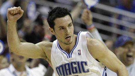 J. J. Redick z Orlanda Magic se raduje z koe v duelu s Bostonem Celtics.