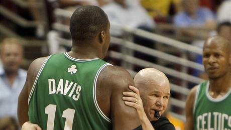 Glen Davis z Bostonu Celtics padá po neastném úderu loktem od Dwighta Howarda z Orlanda Magic. Zachytit se ho snaí rozhodí Joey Crawford.