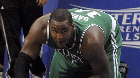 Glen Davis z Bostonu Celtics na palubovce po neastném úderu loktem od Dwighta Howarda z Orlanda Magic.