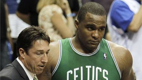 Glen Davis z Bostonu Celtics opoutí palubovku s otesem mozku
