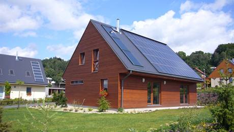 Koberovy, Česko. Podobnou dřevostavbu, kde solární kolektory a fotovoltaické panely zajistí dost energie na pokrytí spotřeby tepla, lze pořídit za cenu do čtyř milionů korun
