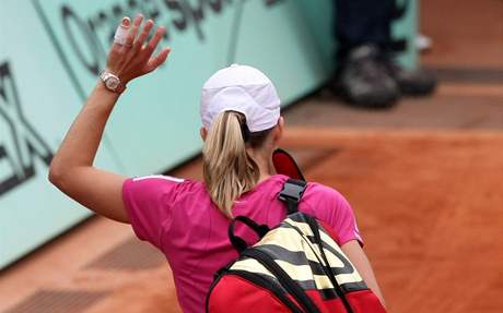 KONEC. Justine Heninová se loučí s diváky na Roland Garros po porážce od Stosurové