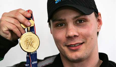 Hokejový obránce Ondej Nmec se zlatou medailí z MS 2010