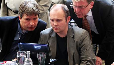 Roman Onderka (vlevo) a Michal Haek ve volebním tábu SSD v Praze  (29. kvtna 2010)