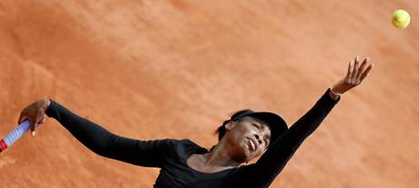 Americk tenistka Venus Williamsov podv pi zpase s Ruskou Petrovovou.