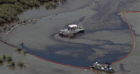 Lod se snaí zachytit pomocí norných stn ropu uniklou ze znieného vrtu. Na snímku Pass a Loutre v Louisian (28. kvtna 2010)