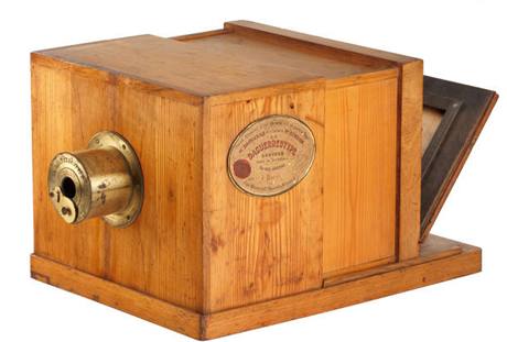 Daguerrev podpis na fotoaparátu - Vydraená daguerrotypická kamera
