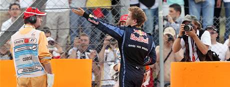 Sebastian Vettel gestikuluje po kolizi s týmovým kolegou Webberem pi Velké cen Turecka.