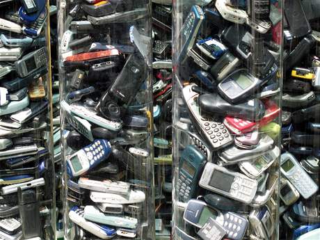 Tubusy plné starých mobil v praské zoo.
