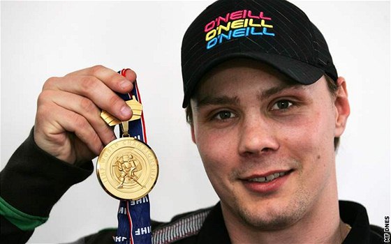 Hokejový obránce Ondej Nmec se zlatou medailí z MS 2010