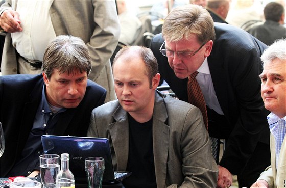 Roman Onderka (vlevo) a Michal Hašek ve volebním štábu ČSSD v Praze  (29. května 2010)