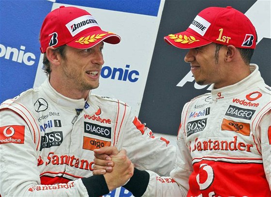 Jenson Button z McLarenu gratuluje k vítzství svému stájovému kolegovi Lewisi Hamiltonovi.