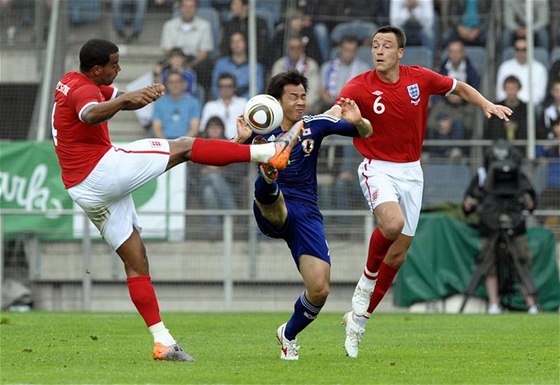 Japonec indi Okazaki v tvrdém souboji o mí s Angliany Huddlestonem (vlevo) a Terrym.