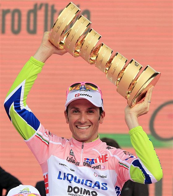 VÍTZ. Italský cyklista Ivan Basso pózuje s trofejí pro celkového vítze Giro d'Italia.