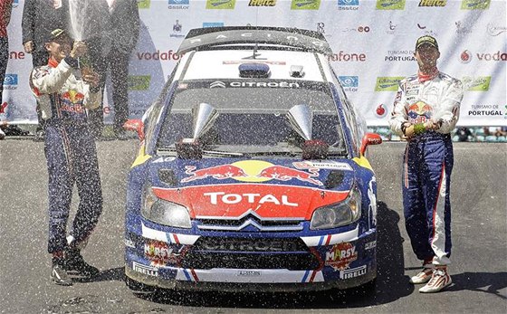 Sébastien Ogier a Julien Ingrassia slaví triumf v Portugalské rallye.