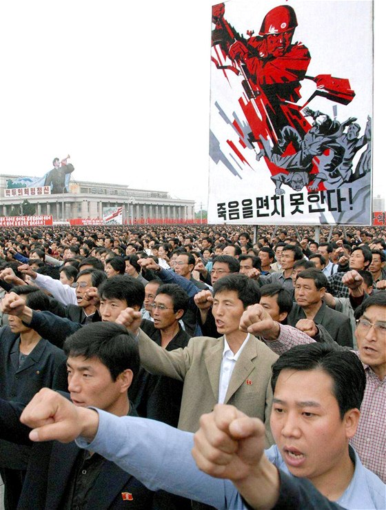 ZEM, O NÍ SE MLUVÍ. Zatímco politici KLDR eí napjaté vztahy s Jiní Koreou (snímek je z demonstrace v Pchjongjangu), trenér fotbalové reprezentace má problém se soupiskou.