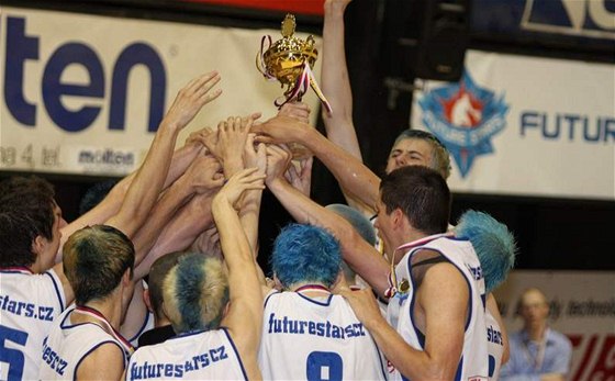 Osmnáctiletí basketbalisté USK Praha se radují s pohárem pro vítze extraligy.
