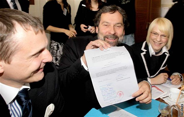 Radek John s plnou mocí, podle které m��e jednat za stranu V�ci ve�ejné (VV). (31. kv�tna 2010)