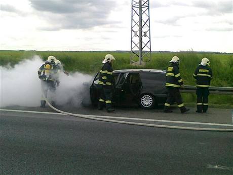 Hasii likviduj por osobnho vozu na 8. kilometru dlnice D1 (31.5.2010)