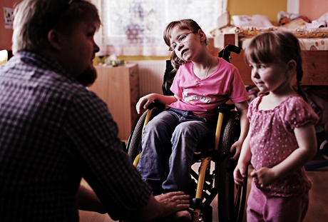 Terezka je upoutan na invalidn vozk - osmilet tlesn postien holika konen nala novou rodinu