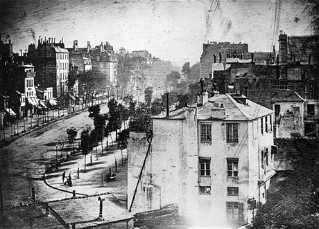Boulevard du Temple, Pa v roce 1838 - prvn snmek lovka. Zdnliv klidn ulice byla ve skutenosti runou tdou. Dlouh expozice (vce ne deset minut) vak "vymazala" vechno, co se hbalo. Na snmku zstal pouze mu, kter si nechv istit boty.