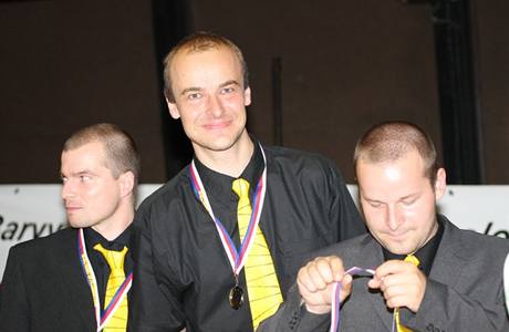 Miroslav Janovsk (uprosted), trenr osmnctiletch basketbalist Sr Sokol Psek, se stbrnou medail z  mistrovstv republiky.