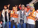 Propalestintí aktivisté krátce ped tím, ne na jejich lo zaútoila izraelská plavidla (31. kvtna 2010)