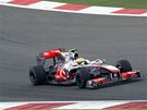 Britský pilot McLarenu Lewis Hamilton ujídí svému stájovému kolegovi Jensonu Buttonovi bhem Velké ceny Turecka.