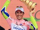 VÍTZ. Italský cyklista Ivan Basso pózuje s trofejí pro celkového vítze Giro d'Italia.