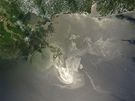 Satelitní snímek ropou zasaené oblasti v Mexickém zálivu (24. kvtna 2010)