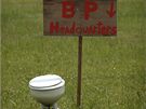 Protestní znamení na plái v Grand Isle v Louisian. Na ceduli je nápis BP, vedení (29. kvtna 2010)