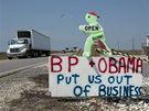 Nápis demonstrující proti pístupu spolenosti BP a prezidenta Obamy k ropné katastrof v Mexickém zálivu, jak ho nkdo postavil v Grand Isle v Louisian (29. kvtna 2010)