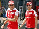 Jezdci Ferrari Fernando Alonso (vlevo) a Felipe Massa ped startem Velké ceny Turecka. 