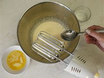 Žloutky ušlehejte s cukrem a do pěny po lžích zašlehejte horkou vodu, poté i tekuté máslo.