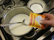 Cukr včetně vanilkového nechte za stálého míchání rozpustit v mléce, které jste předtím přivedli k varu. 
