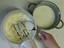 Želírující mléko rychle zašlehejte do šlehačky připravené z čerstvé smetany na šlehání. 
