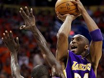 Kobe Bryant z LA Lakers stl v utkn proti Phoenixu. 
